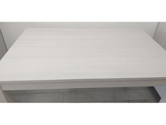 Tavolo in legno chiaro