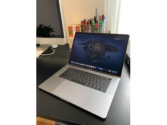 MacBook Pro 15 "2018 (i9 / 32 GB / 500 GB)
