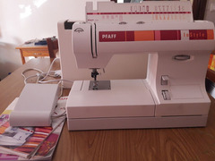 Pfaff macchina da cucire InStyle 1524 professionale con accessori e manuale