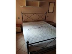 Letto matrimoniale con materasso e doghe