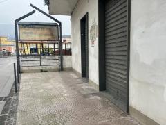 Locale commerciale su strada