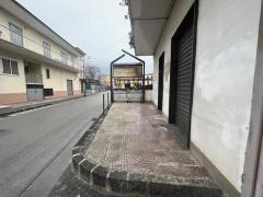 Locale commerciale su strada
