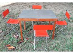 Tavolo  Picnic pieghevole  d'antan  in legno  ,  dotazione  di   N° 4 eleganti  sedie