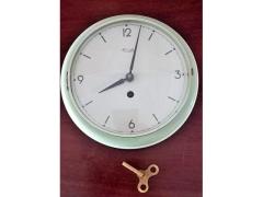 Orologio da parete Kienzle anni ’50/’60 in ceramica con carica manuale