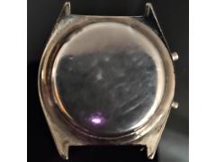 Cassa in acciaio per orologio digitale.
