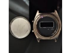 Cassa in acciaio per orologio digitale.