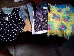 Abbigliamento assortito in blocco