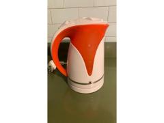 Bollitore elettrico usato bianco e arancione