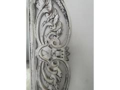 Specchio con cornice decorata in legno
