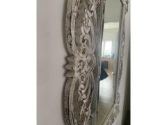 Specchio con cornice decorata in legno