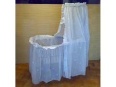 Culla vimini con ruote usata. Completa di velo copri culla.