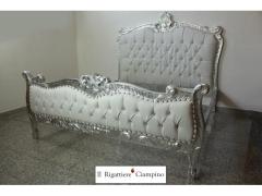 Letto barocco in ecopelle bianca e foglia argento