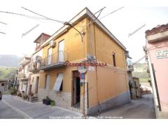 Casa indipendente In vendita Via Autonomia Michele Valenza 84, Scillato