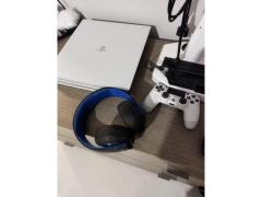 PS4 pro 2 joypad + VR , fucile e 22 giochi