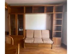 libreria in noce con divano