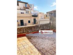 Casa indipendente da ristrutturare su tre livelli a Bagheria