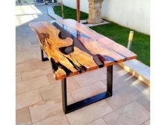 Tavolo in legno e resina