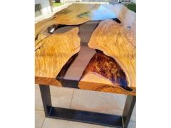 Tavolo in legno e resina