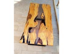 Tavolo in legno e resina