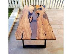 Tavolo in legno e resina