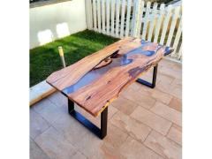 Tavolo in legno e resina