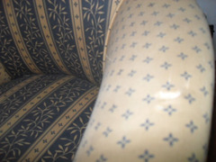 Poltrona periodo 800 con decorazioni verticali.