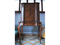 Tavolino con mobiletto in stile olandese