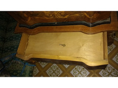 Tavolino con mobiletto in stile olandese