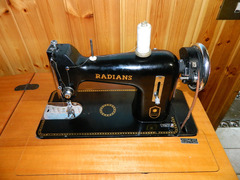 Macchina da cucire d’epoca con mobiletto