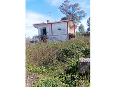 Mondragone In ottimo contesto cielo terra a rustico con ampio terreno circostante