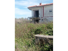 Mondragone In ottimo contesto cielo terra a rustico con ampio terreno circostante