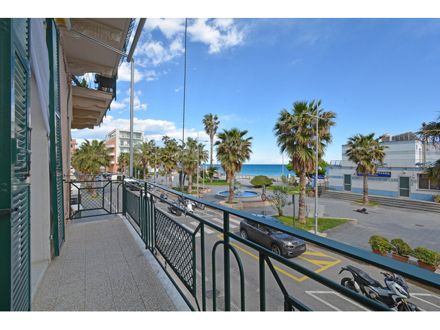 LOANO FRONTE MARE L'AGENZIA RETECASA VENDE TRILOCALE FRONTE MARE - 5/10