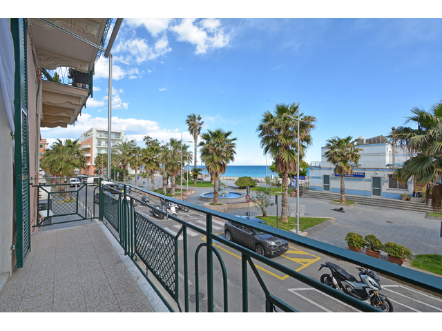 LOANO FRONTE MARE L'AGENZIA RETECASA VENDE TRILOCALE FRONTE MARE - 9/10