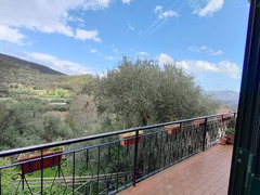 a 15 minuti dal mare ampio appartamento indipendente con box e cantine.