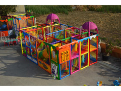 Gioco playground con tappeto elastico e vasca palline per bambini