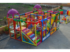 Gioco playground con tappeto elastico e vasca palline per bambini