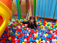 Gioco playground con tappeto elastico e vasca palline per bambini