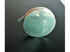 Mini cutter  inserito in   una vecchia moneta .