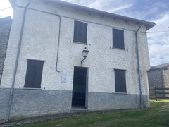 Rustico con accessori e terreno 9 ha