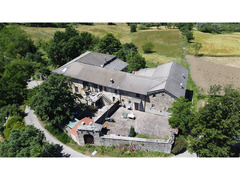 Casale in sassi risalente al 1500 con giardino