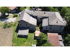 Casale in sassi risalente al 1500 con giardino