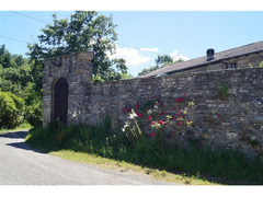 Casale in sassi risalente al 1500 con giardino