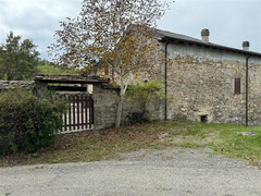 Casale in sassi risalente al 1500 con giardino
