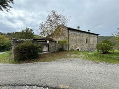 Casale in sassi risalente al 1500 con giardino