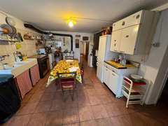 Casale in sassi risalente al 1500 con giardino