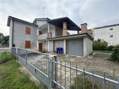 Casa indipendente con doppio garage in centro a Medesano