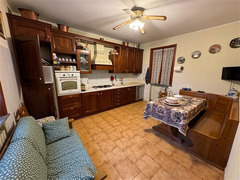 Casa indipendente con doppio garage in centro a Medesano