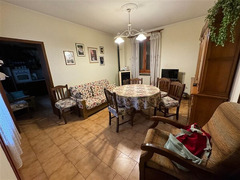 Casa indipendente con doppio garage in centro a Medesano