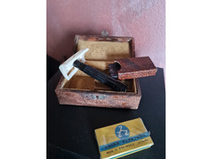 Antico rasoio bachelite in custodia originale in legno rivestito.