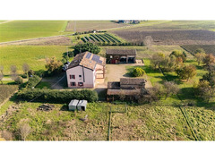 Rustico ristrutturato indipendente con parco a Fontanellato (PR)